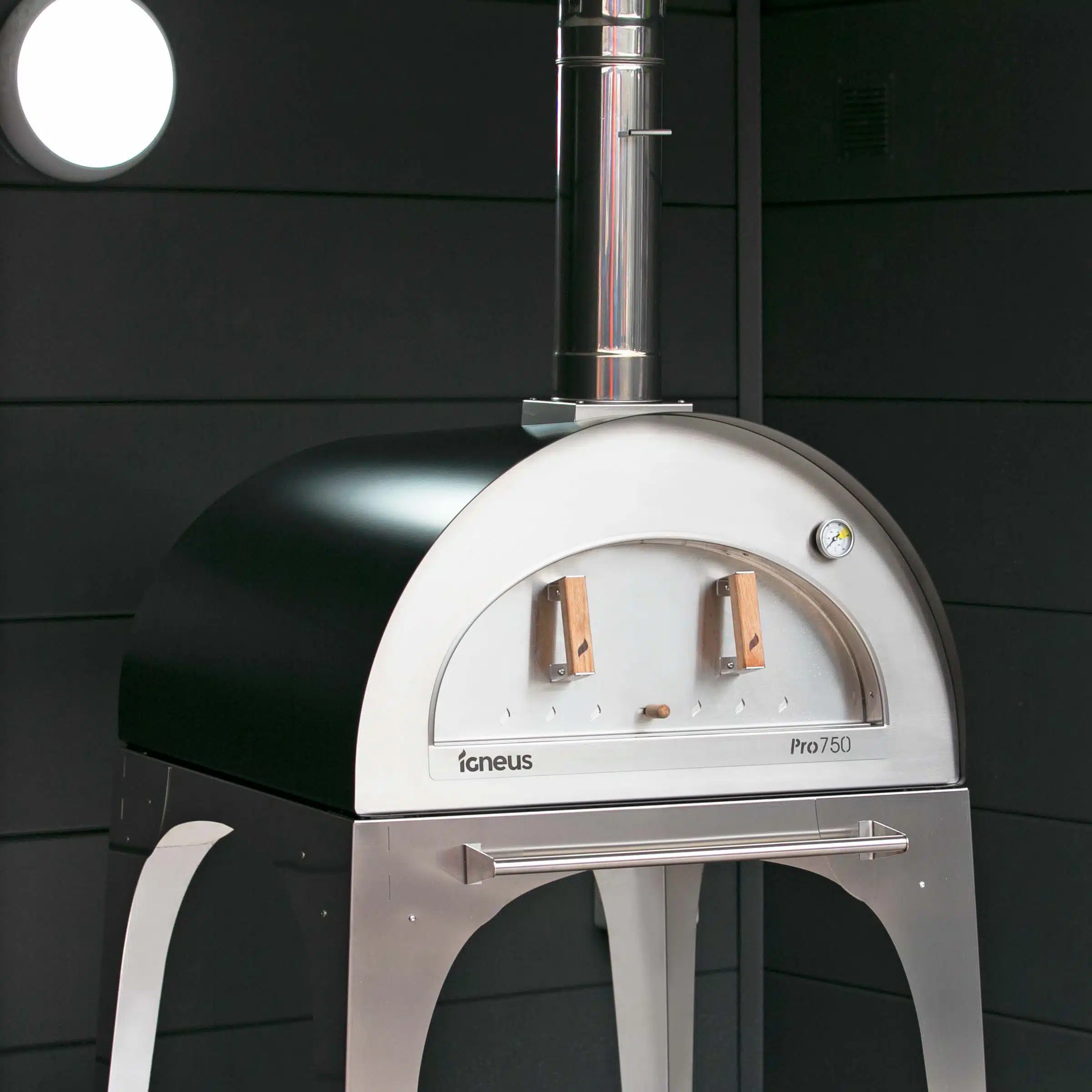 Igneus Pro 750 wood fired pizza oven - outdoors- igneus wood fired pizza ovens uk