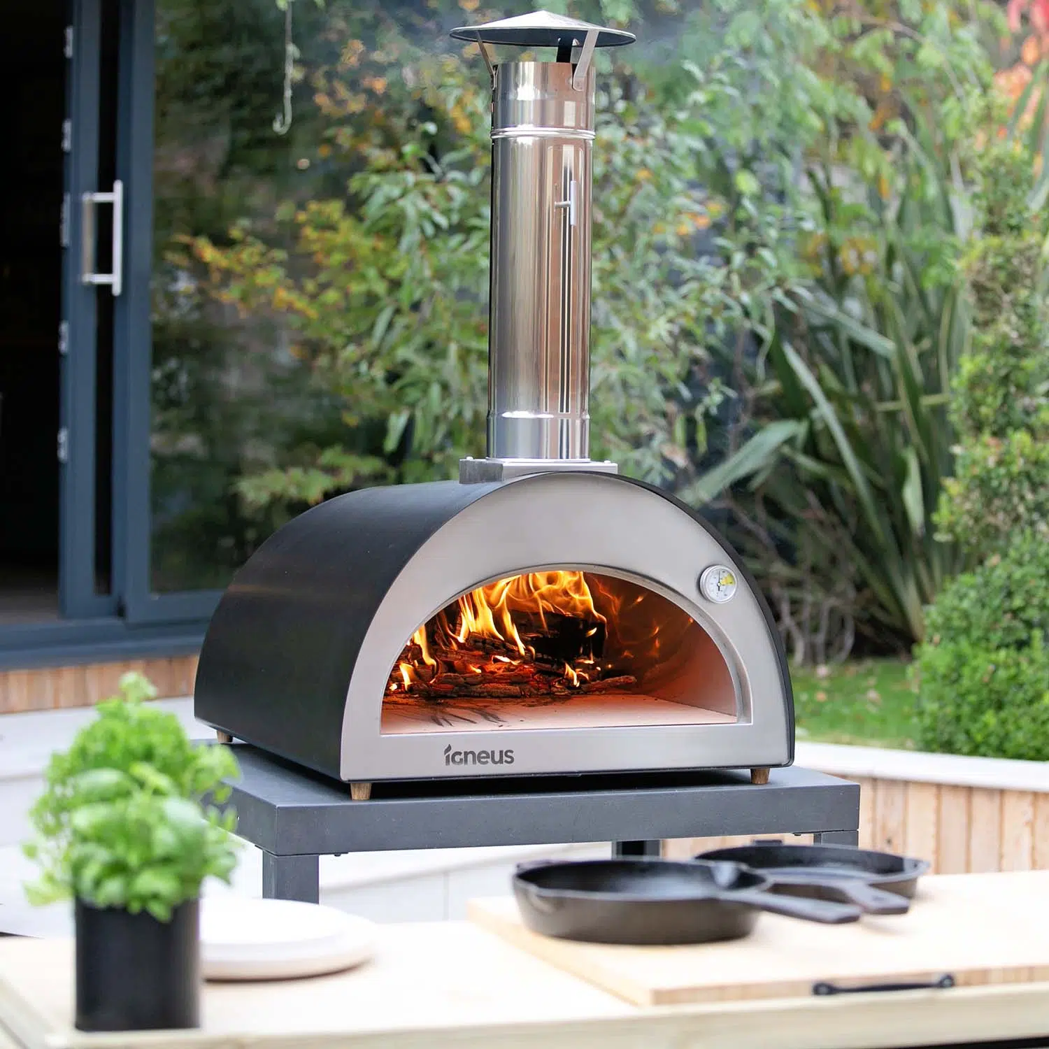 Igneus Classico wood fired pizza oven in black