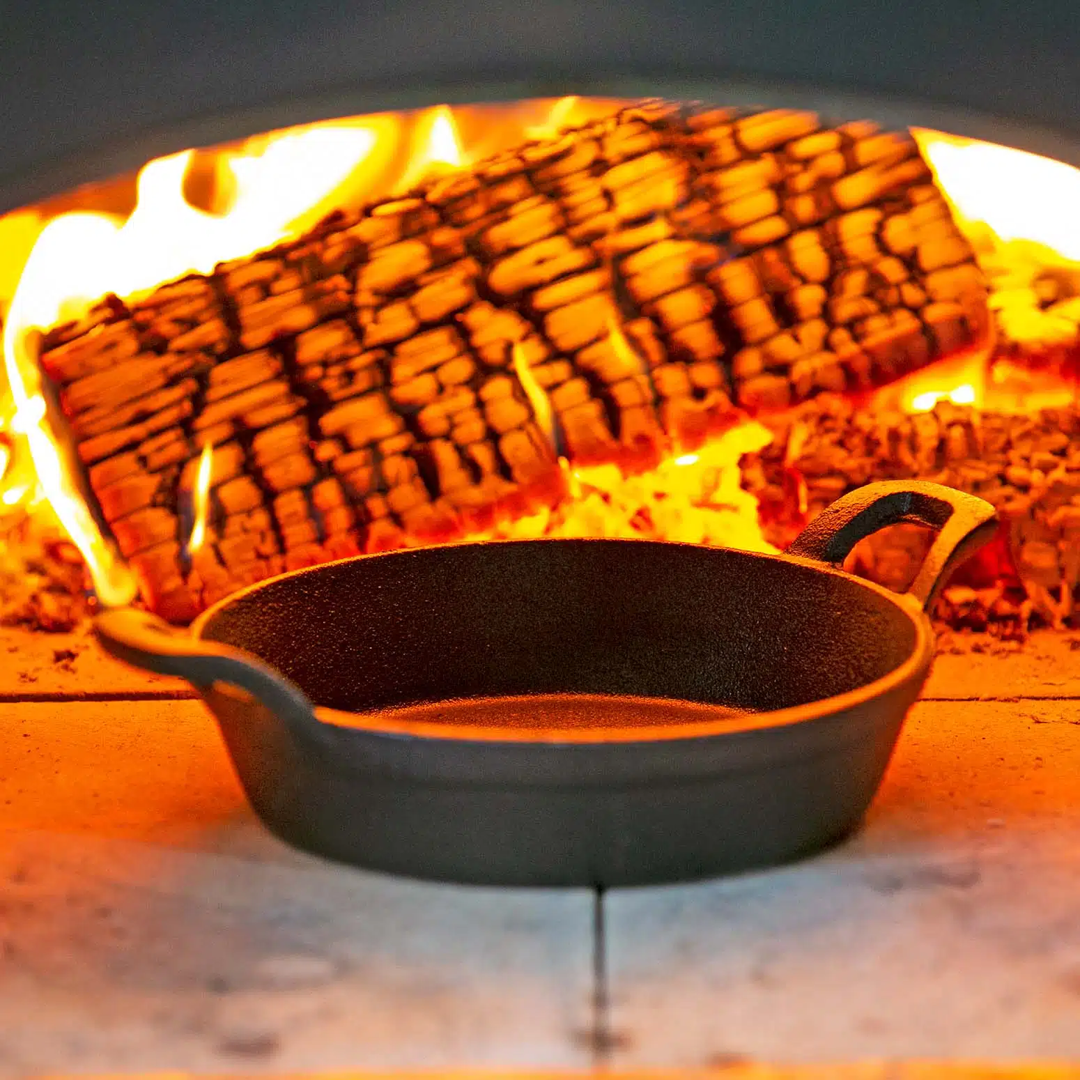 Igneus Pro Cast Iron Sizzler Pan with wooden serving board