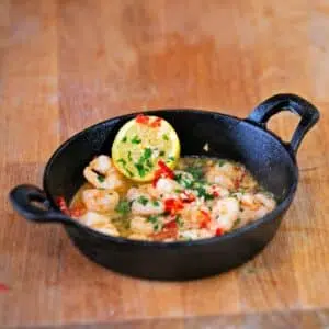 Igneus Pro Cast Iron Sizzler Pan with wooden serving board