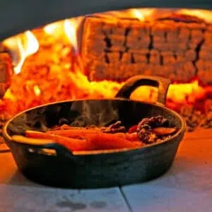 Igneus Pro Cast Iron Sizzler Pan with wooden serving board