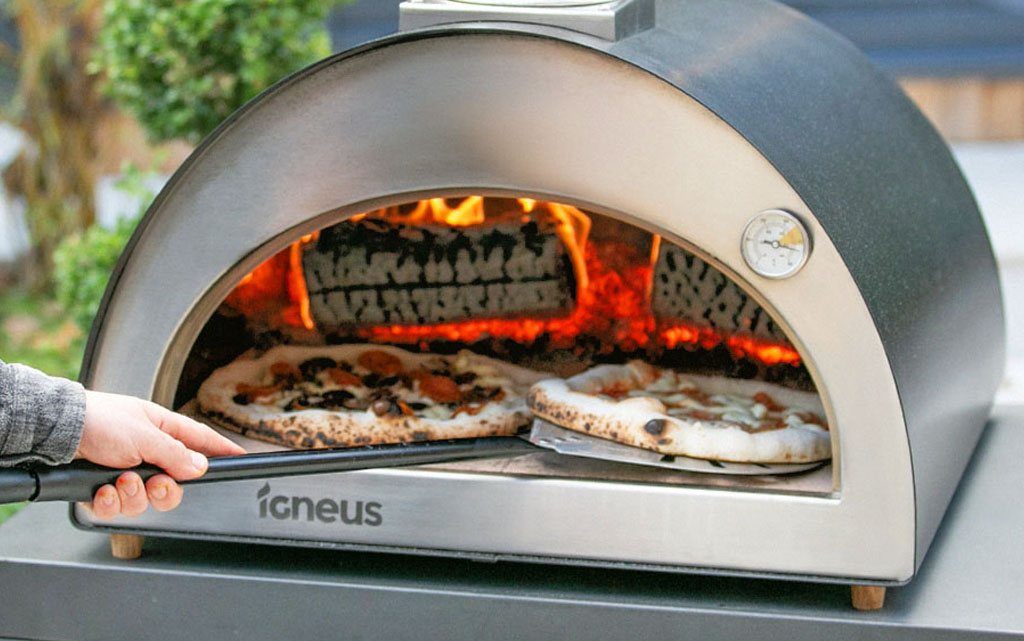 Igneus classico wood fired pizza oven cooking two pizzas
